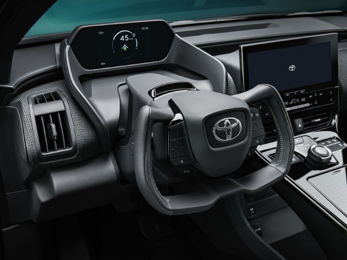 VE: Toyota presenta un concepto de SUV eléctrico con volante cupé y panel solar