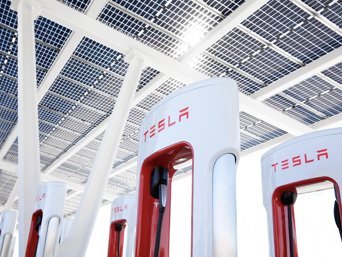 Tesla celebra sus 90 estaciones francesas (800 puntos de carga) con nuevos sitios por venir