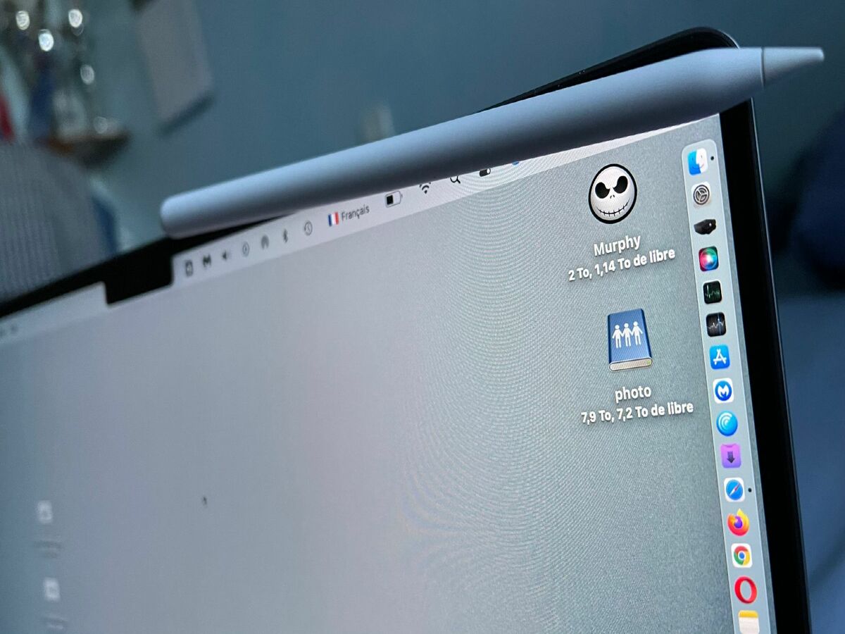 Apple Pencil se destaca por sí mismo sobre MacBook Pro 14/16" M1 Pro / Max (también sujetapapeles)