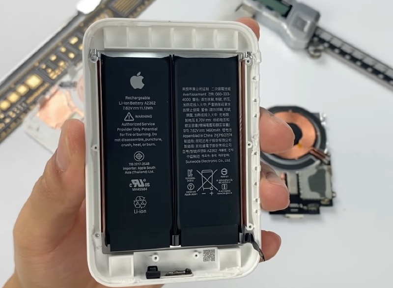 Ilustración: La batería externa Apple MagSafe contiene dos celdas.
