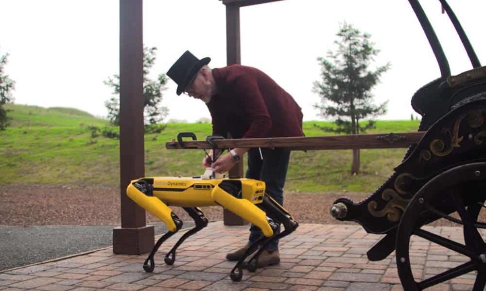 El presentador de Mythbusters Adam Savage construyó un rickshaw e hizo que el perro robot de Boston Dynamics lo arrastrara