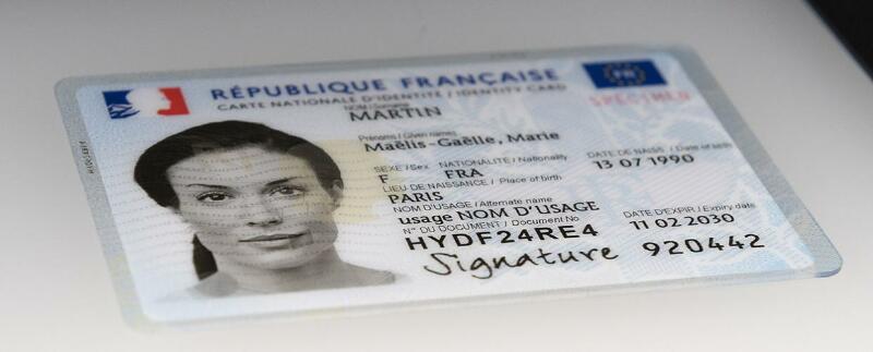 Ilustración: Francia: nueva cédula de identidad digital (CEV, chip, datos biométricos)