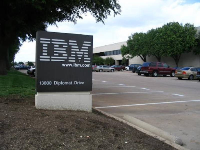 Ilustración: IBM desafía a Texas e impone la vacunación