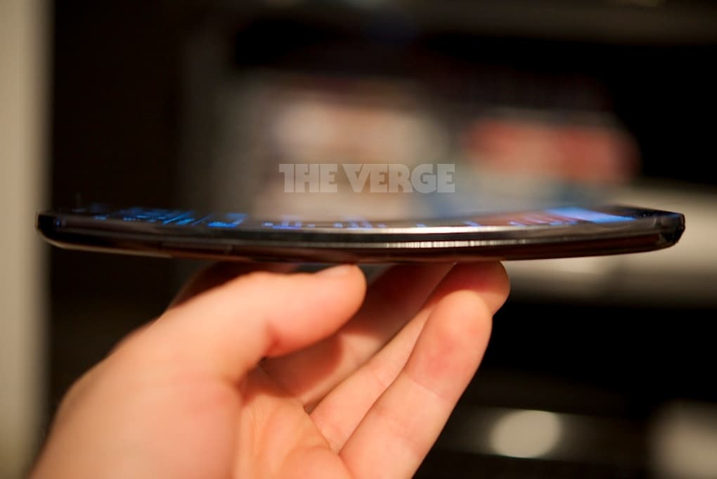LG G Flex se muestra en video, con perfil curvo y botones en la contraportada