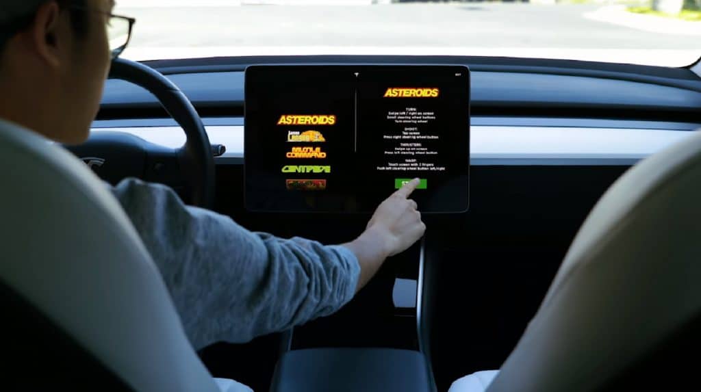 coche tesla mostrando juegos de atari en pantalla