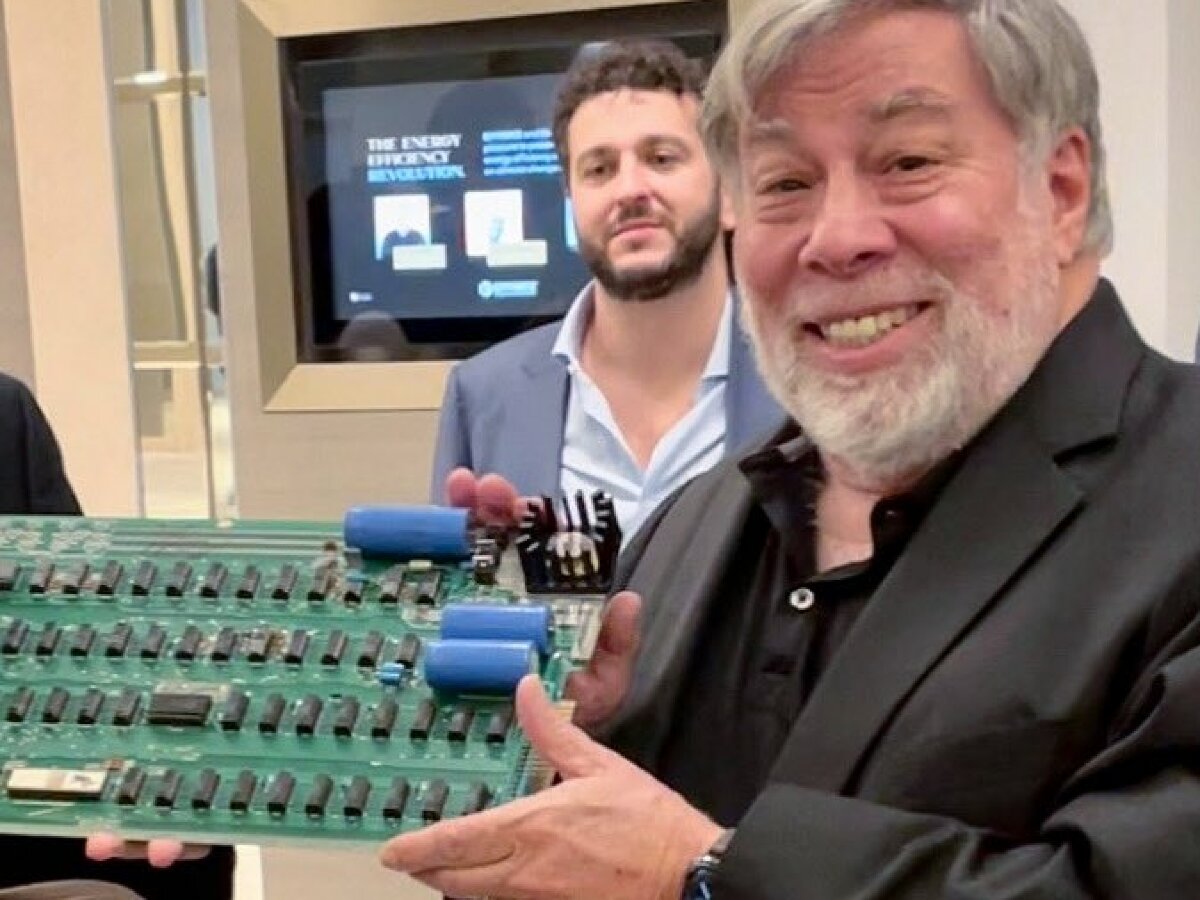 Mientras estaba en Dubai, Steve Wozniak dedica la placa base de un Apple I que ensambló en 1976
