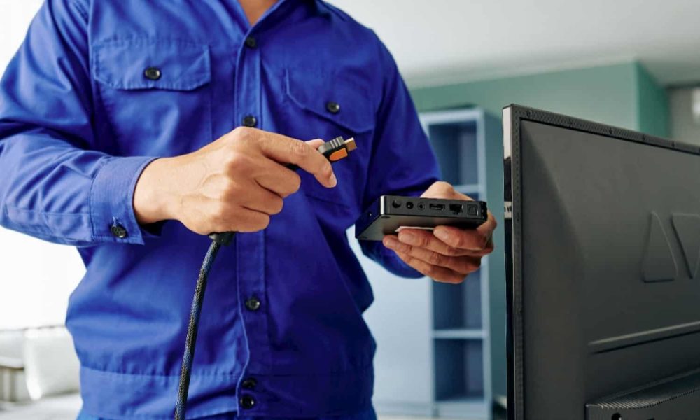 Por qué debería contratar a un electricista profesional para la configuración de su hogar inteligente