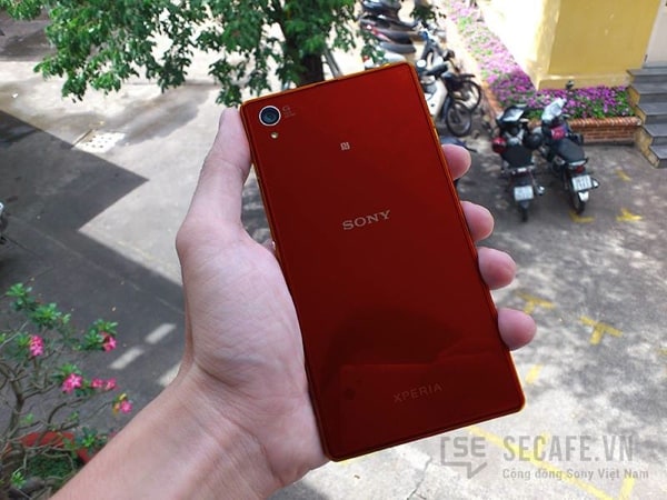 Avvistato Sony Xperia Z1 rosso (con Kitkat 4.4.2)