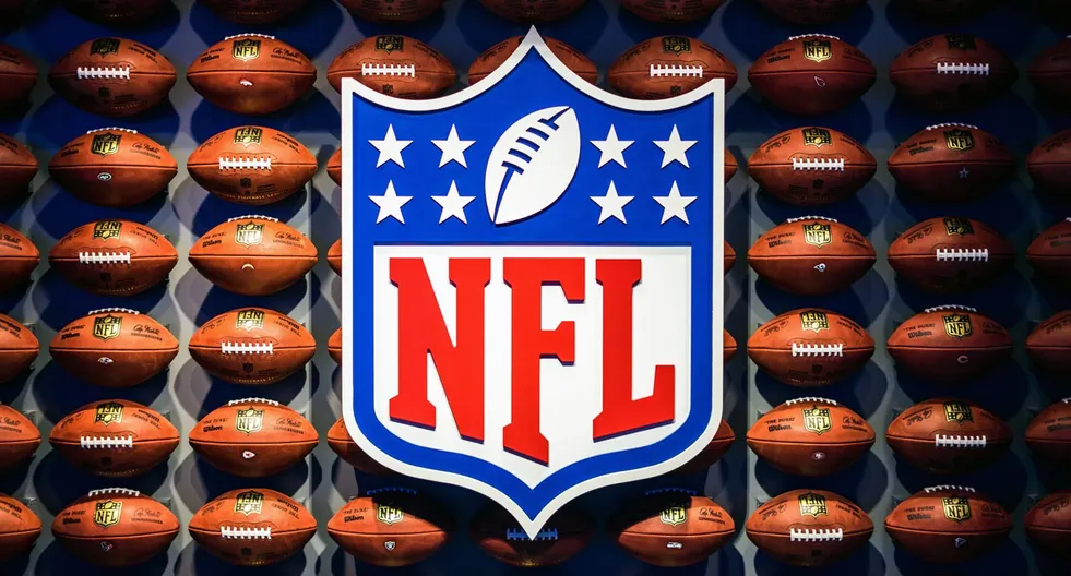 Logotipo de la NFL con balones de fútbol americano