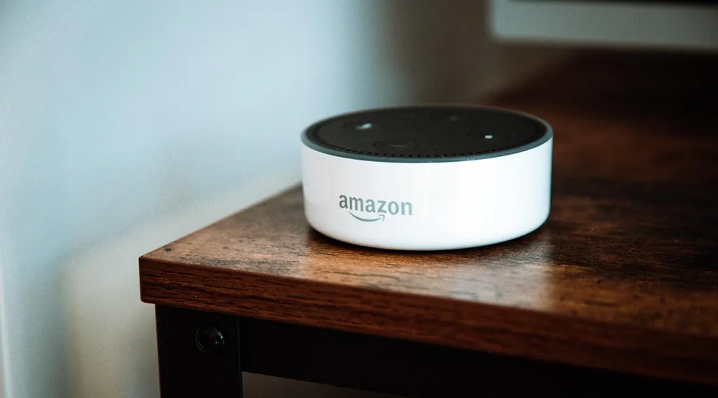 Amazon Echo en la mesa de madera