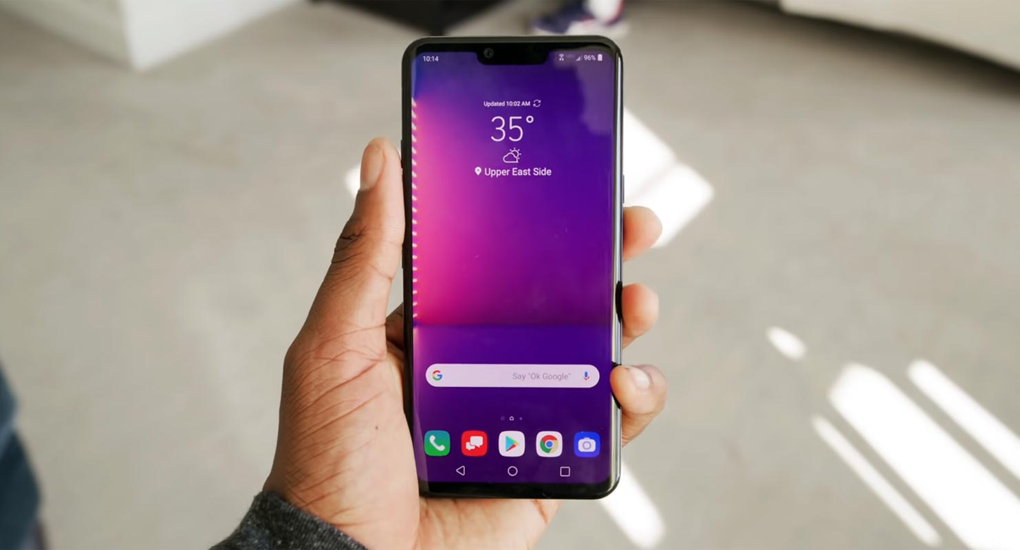 LG G8 home Screen in hand