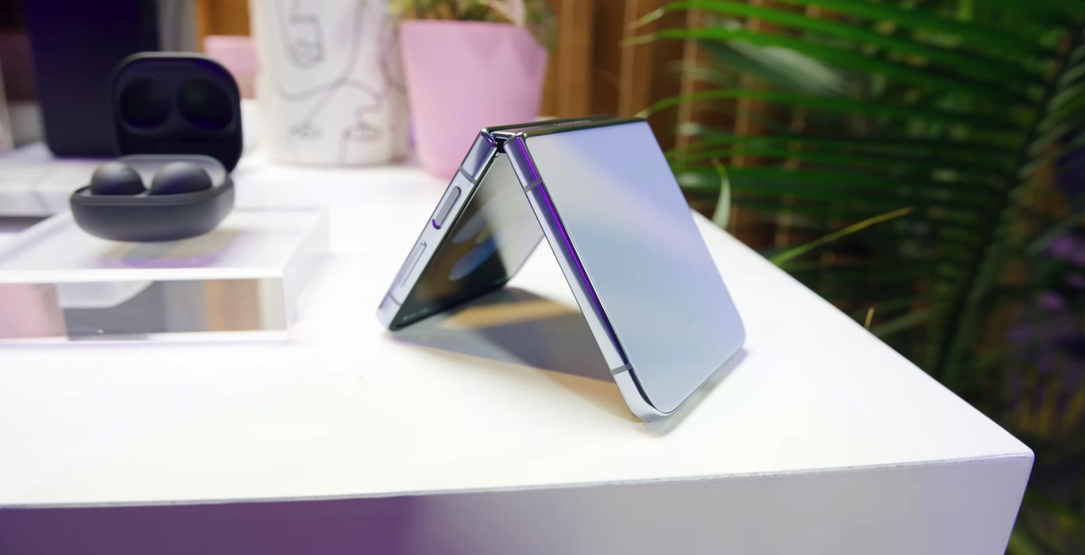 Samsung Galaxy Z Fold 4 en posición de plegado