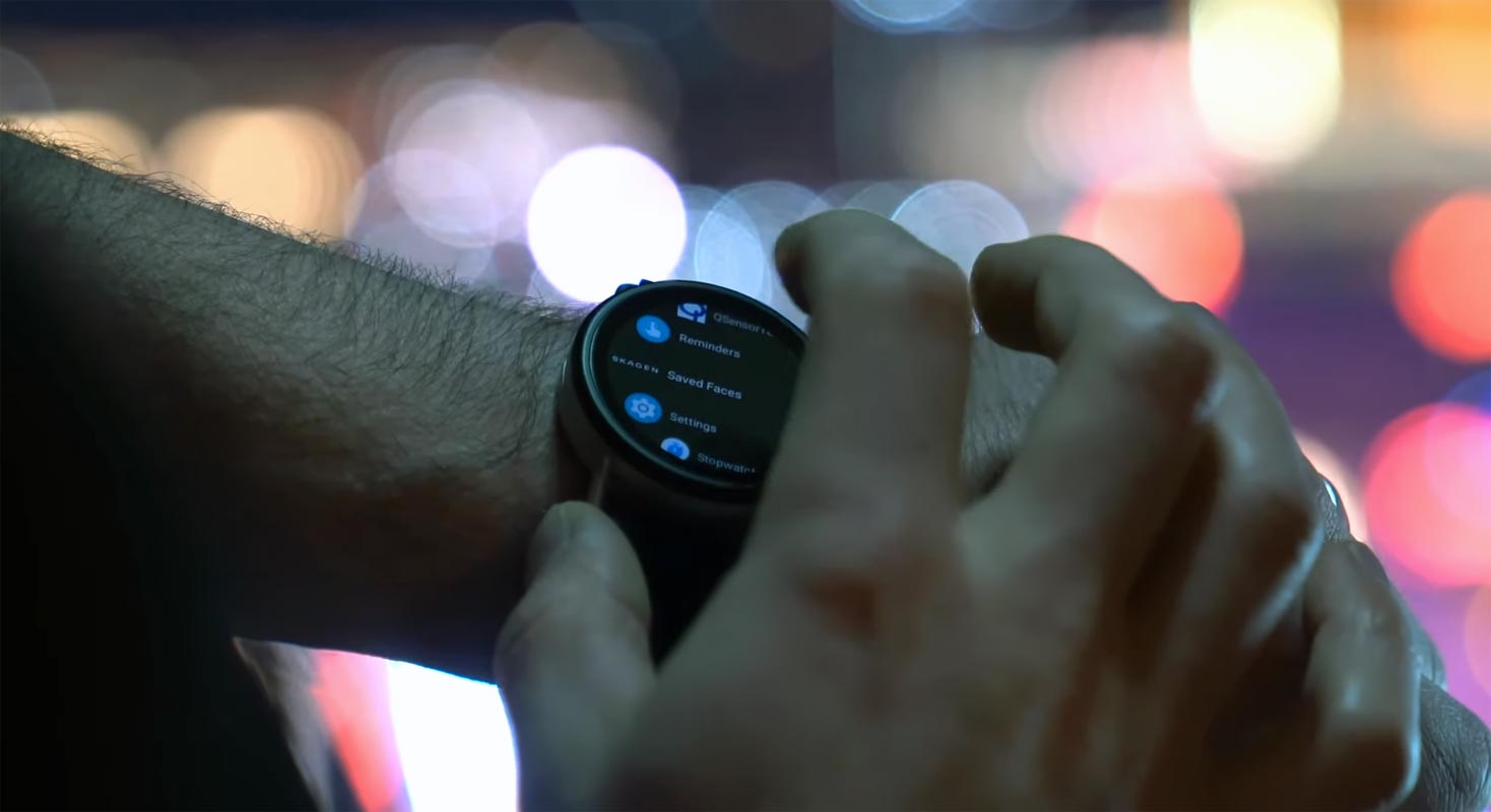 Smartwatch de Google en la mano