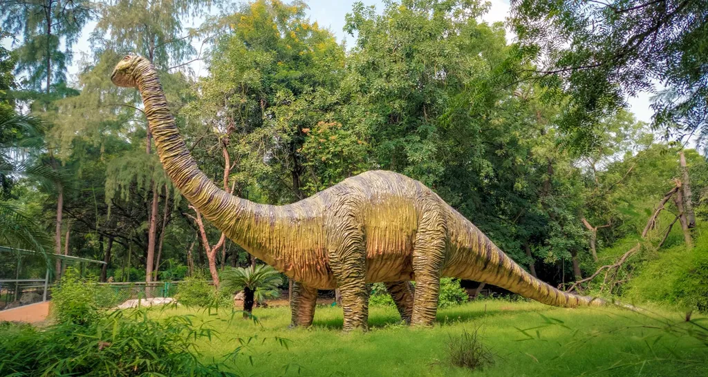 Estatua de dinosaurio en el parque