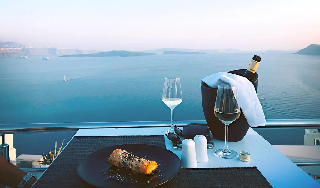 Mesa de restaurante con vistas al mar