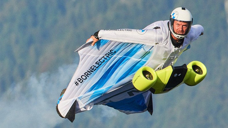 BMW, Sporcuların Daha Uzun Süre Süzülmelerini Sağlayacak Elektrikli Wingsuit Tasarladı