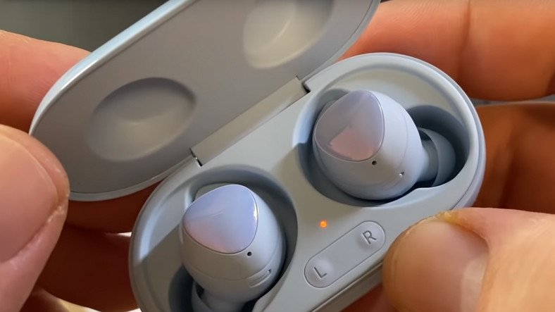 Un YouTuber Unboxed Galaxy Buds+ (Video)