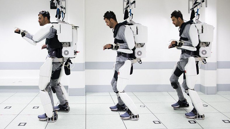 Hombre paralítico ejecutado con esqueleto artificial controlado mentalmente