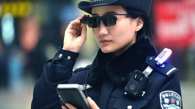 Era policial con gafas inteligentes en China