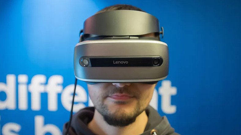 Nuevas gafas de realidad virtual compatibles con hologramas de Lenovo.