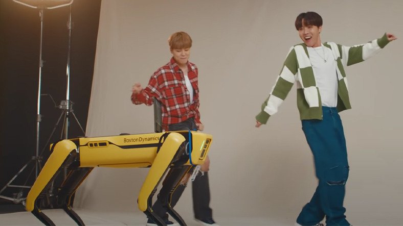 Popular Robot Spot baila con miembros de BTS
