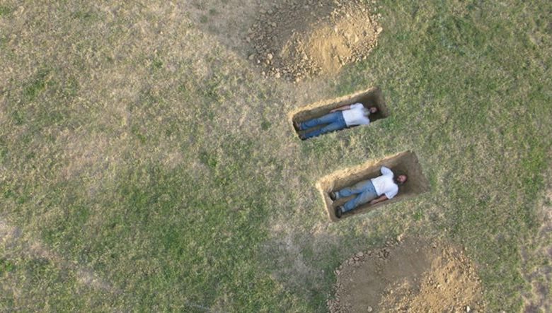 La historia de la foto de la tumba abierta en Google Maps