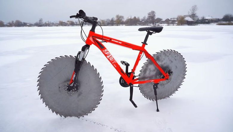 Sustitución de neumáticos con una sierra circular para ciclismo sobre hielo