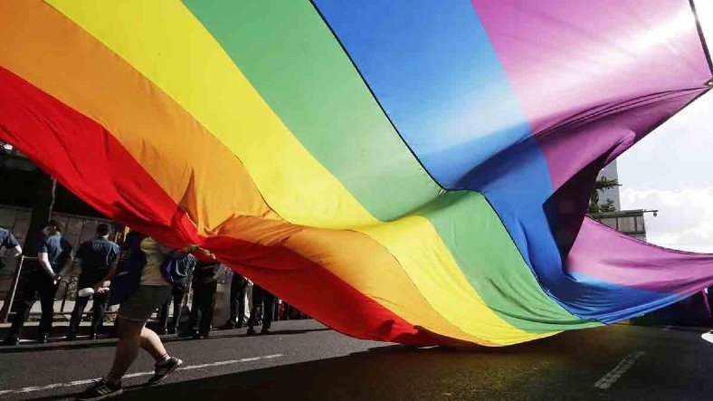 Las ventas de productos temáticos LGBT y arcoíris obtuvieron una frase para mayores de 18 años