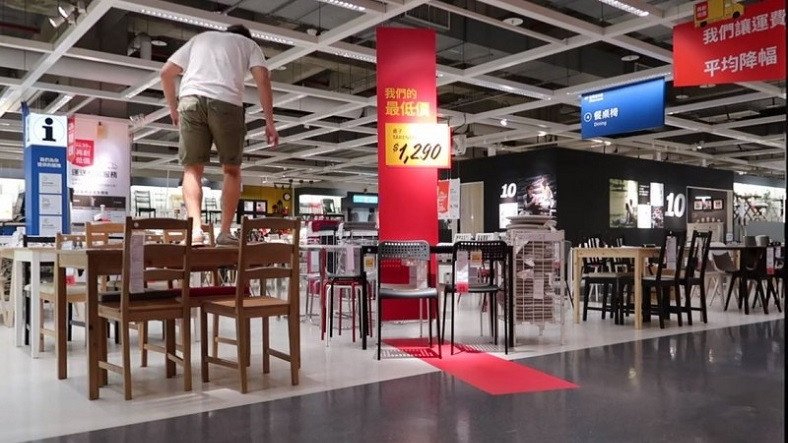YouTuber arrestado por esconderse y pasar una noche en IKEA