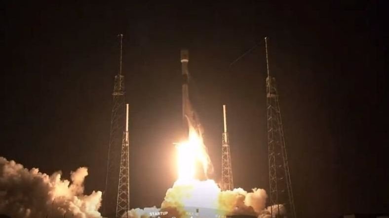 SpaceX, Starlink İnternet Uydularıyla Dolu Falcon 9 Roketini Fırlattı