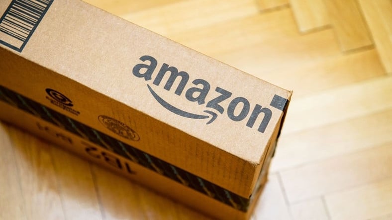 Amazon acusada de financiar organizaciones racistas