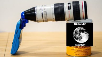 ¡Fotógrafo usando lentes Canon modernos en Game Boy con cámara!