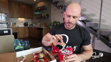 ¡Johnny Sins probó la comida chatarra de Turquía en YouTube!