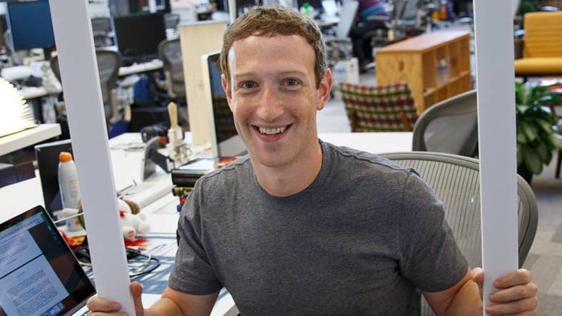 ¡Zuckerberg paranoico que graba su cámara y roba datos!