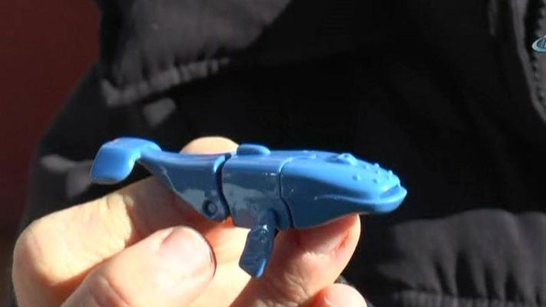 ¡El juguete 'ballena azul' salió del huevo sorpresa!