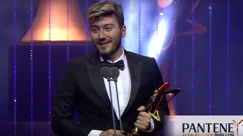 Enes Batur, Pantene Altın Kelebek Ödüllerinde En iyi Youtuber/Instagrammer Ödülünü Kazandı