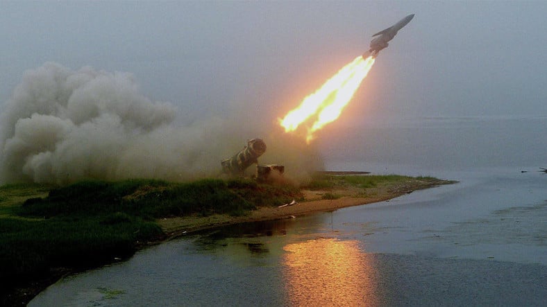 ¡El 6 veces misil supersónico 'Zircon' de Rusia aterriza en el mar!