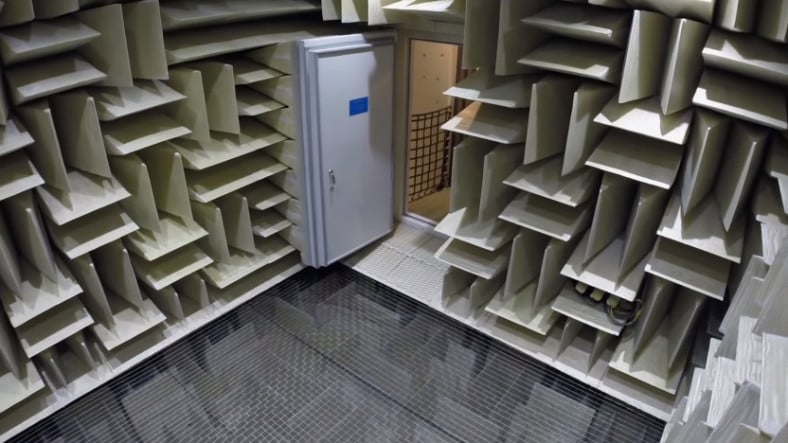 ¡La habitación más silenciosa del mundo de Microsoft, donde puedes escuchar incluso tus propios sonidos óseos!