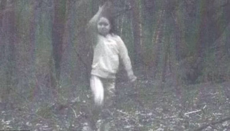 Investigadores en estado de shock: ¿Quién es la 'chica fantasma' en esta foto?