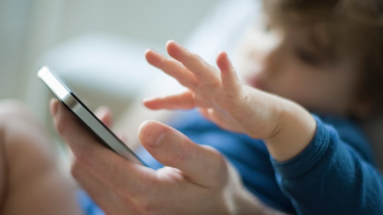 Advertencia del médico: no compre teléfonos y tabletas para niños
