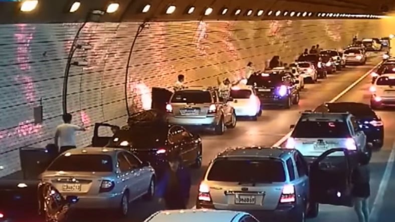 Güney Kore’de Tünelde Yaşanan Kaza Sonrası Sürücülerin Ambulansa Yol Açması