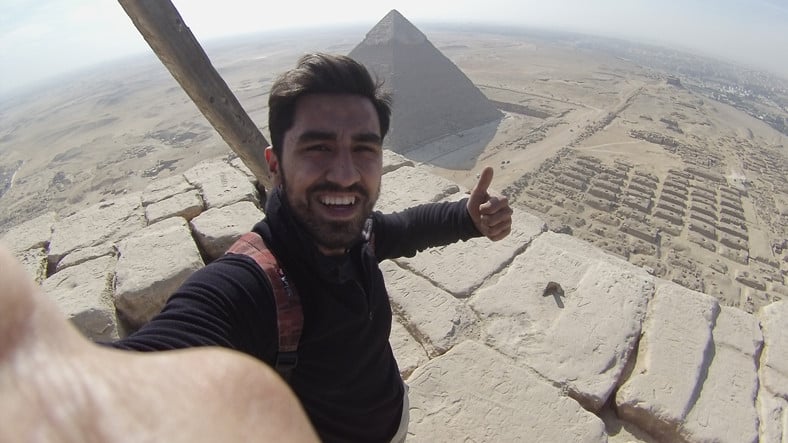 Liberan a turco detenido por escalar la pirámide de Keops y tomar fotos