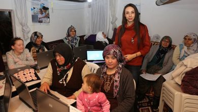El héroe que enseñó Internet a las mujeres en el pueblo que visitó para enseñar a los niños a programar: Gamze Tutan