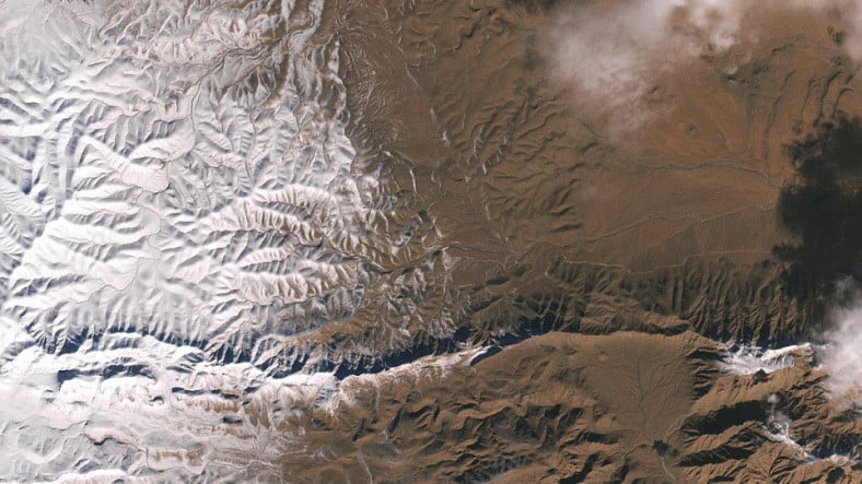 El desierto del Sahara, nevando 37 años después, fotografiado desde el espacio